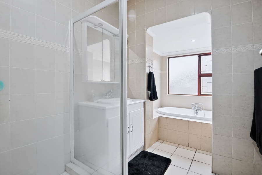 4 Bedroom Property for Sale in Oakdale Western Cape